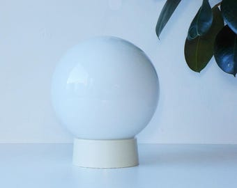 Klassische Vintage Deckenlampe - Kugellampe - Flurlampe - 1930er 1940er 1950er Jahre Licht - Opalglas - Mid Centruy Bakelit Lampenfuß