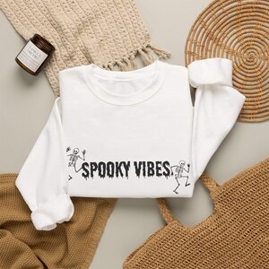 Sudadera de cuello redondo con estampado de esqueletos de Spooky Vibes / Sudadera espeluznante de Halloween