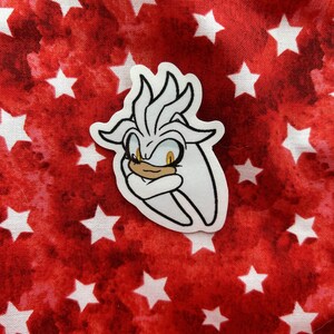 K&ouml;nnte beinhalten: Ein wei&szlig;er Aufkleber mit einer Cartoon-Zeichnung von Silver the Hedgehog aus der Sonic the Hedgehog-Videospielserie. Silver hat einen wei&szlig;en und grauen K&ouml;rper, gelbe Augen und einen wei&szlig;en und grauen, stacheligen Irokesenschnitt. Der Aufkleber befindet sich auf einem roten Hintergrund mit wei&szlig;en Sternen.