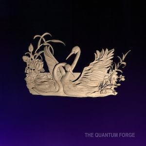 Puede incluir: Una talla de madera de dos cisnes con las alas extendidas, rodeados de flores y hojas estilizadas. La talla es de color marrón claro y tiene un acabado liso y pulido.