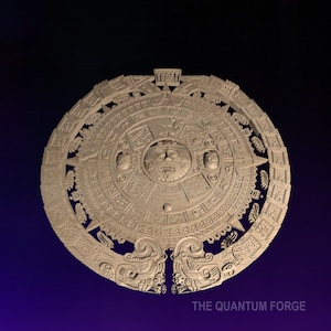 Puede incluir: Una talla de madera circular y detallada de la piedra del calendario azteca. La piedra presenta una cara central con una gran boca y diseños intrincados alrededor del perímetro.