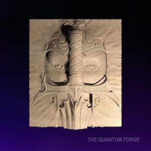Könnte beinhalten: Eine Holzschnitzerei eines Gesichts mit einem Schwert durch die Augen. Die Schnitzerei ist in einer hellbraunen Farbe gehalten und hat ein detailliertes Design. Der Text "THE QUANTUM FORGE" befindet sich am unteren Rand des Bildes.