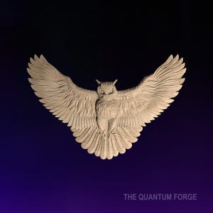 Könnte beinhalten: Eine Holzschnitzerei eines Eulen mit ausgebreiteten Flügeln. Die Eule blickt nach vorne mit offenen Augen. Die Schnitzerei ist hellbraun und hat eine detaillierte Textur.