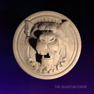 Puede incluir: Una talla de madera circular de la cabeza de un león rugiente. La cara del león está detallada con la boca abierta, dientes y textura de pelaje. El texto "THE QUANTUM FORGE" está en la parte inferior.