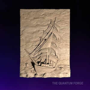 Puede incluir: Una talla de madera de un barco navegando por un mar embravecido. El barco está detallado con velas y un mástil. La talla es de color marrón claro y tiene una superficie texturizada.