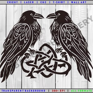 Op de afbeelding: Twee zwarte raven met ingewikkelde Keltische knoopontwerpen staan ​​tegenover elkaar, hun snavels raken elkaar. De raven zitten op een Keltische knoop, die ook versierd is met ingewikkelde ontwerpen.