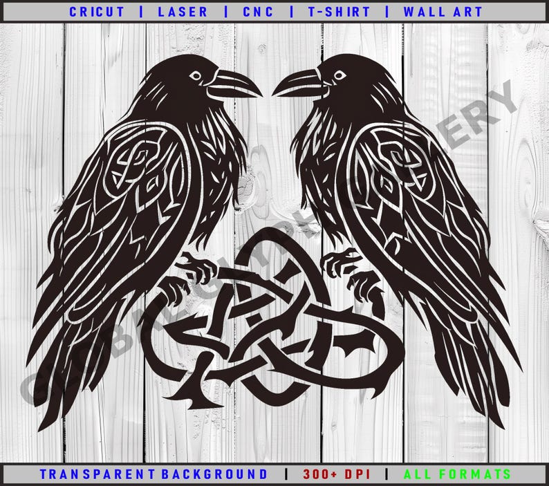 Op de afbeelding: Twee zwarte raven met ingewikkelde Keltische knoopontwerpen staan ​​tegenover elkaar, hun snavels raken elkaar. De raven zitten op een Keltische knoop, die ook versierd is met ingewikkelde ontwerpen.