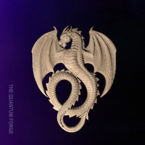 Puede incluir: Una talla de madera de un dragón con las alas extendidas. El dragón está enroscado en un círculo con la cola en la boca. La talla es detallada e intrincada, con escamas y garras visibles.