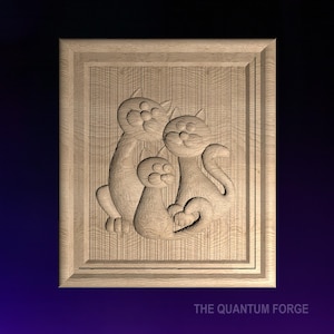 Puede incluir: Una placa de madera con una imagen tallada de tres gatos. Los gatos están en una pose juguetona, con sus colas entrelazadas. La placa es de color marrón claro y tiene un acabado liso y pulido.