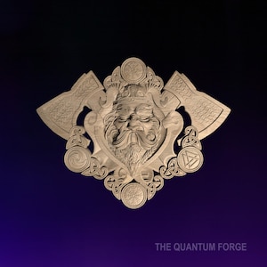 Könnte beinhalten: Eine Holzschnitzerei eines Wikingerkriegerkopfes mit Bart und gehörntem Helm, umgeben von komplizierten keltischen Knotenarbeiten und Äxten. Die Schnitzerei befindet sich auf einem dunkelblauen Hintergrund mit dem Text "THE QUANTUM FORGE" unten.