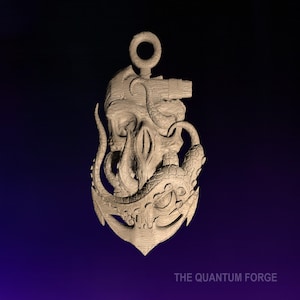 Puede incluir: Un colgante detallado impreso en 3D que presenta una calavera con un pulpo envuelto alrededor, formando una forma de ancla. El colgante está hecho de un material marrón claro y tiene un anillo en la parte superior para colgar.