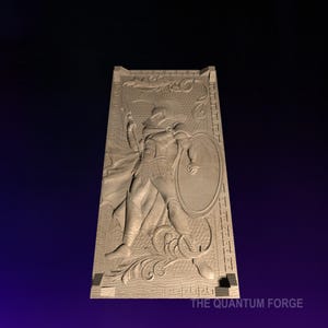 Puede incluir: Una talla en madera en relieve de un soldado romano con armadura completa, sosteniendo una lanza y un escudo. El soldado está de pie sobre una base decorativa con diseños florales. La talla está enmarcada con un borde simple.