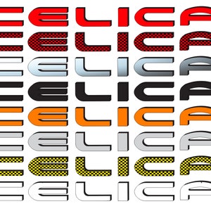 以下が含まれることがあります： 7つの異なる色の「CELICA」ロゴの集まり。ロゴは赤、黒、オレンジ、銀、白、そして赤と黒の市松模様、黄色と黒の市松模様の2つの市松模様です。