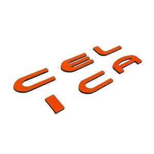 以下が含まれることがあります： スタイリッシュなフォントで「CELIA」という単語を綴るオレンジ色のプラスチック文字。文字は分離されており、ずれたパターンで配置されています。