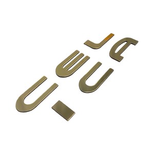 以下が含まれることがあります： スタイリッシュなフォントで「FUEL」という単語を綴る、金色の金属文字