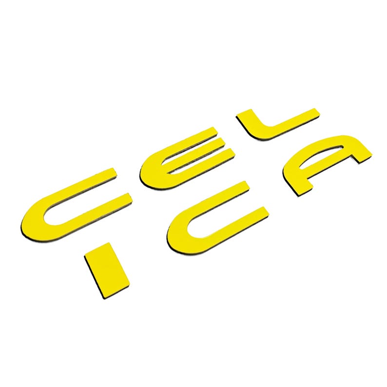 以下が含まれることがあります： 3D スタイルで「CELICA」という単語を綴る黄色のプラスチック文字
