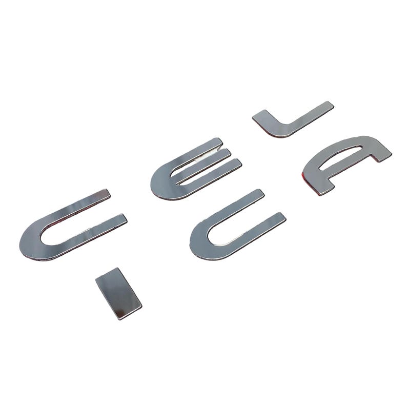 以下が含まれることがあります： 「JUICIA」という単語を綴る銀色の金属文字。