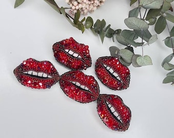 labios de broche hechos a mano, decoración en forma de labios, joyería de diseño con cuentas, pin personalizado, regalo único