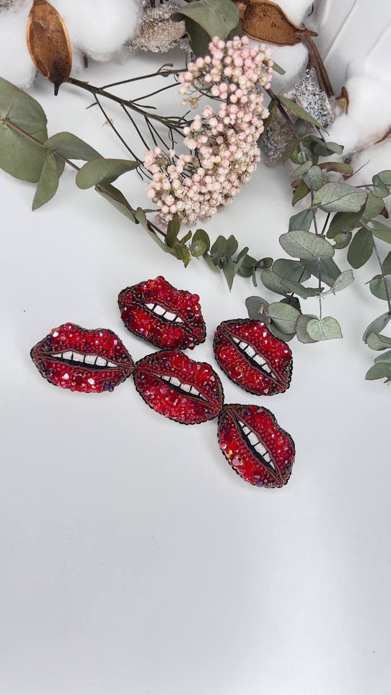 handmade brooch lips, decoration in the form of lips, Beaded design jewellery, personalized pin, unique gift image 1