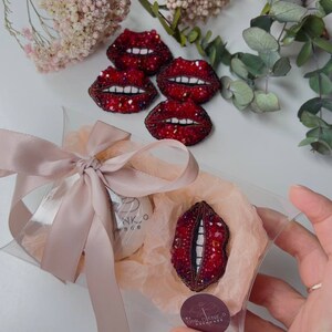 handmade brooch lips, decoration in the form of lips, Beaded design jewellery, personalized pin, unique gift image 2