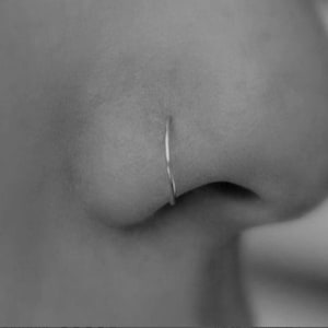 Dezentes Nasenring-Piercing, feines Nasenloch-Piercing Bild 1