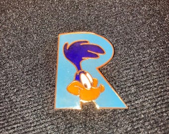 Vintage 1997 Warner Bros. Studio Store Looney Tunes classique épinglette en émail personnage Roadrunner lettre « R » occasion