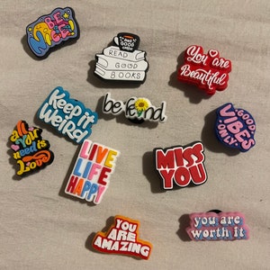 Charms de cocodrilo con palabras amables: decoración vívida para zapatos