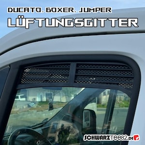 Può includere: Griglie di ventilazione in plastica nera per un furgone bianco. Il testo "DUCATO. BOXER. JUMPER LÜFTUNGSGITTER SCHWARZTEE82.DE" è visibile nell'immagine.