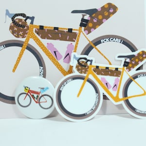 Lote: Postal, pegatina y chapa con motivo de bikepacking