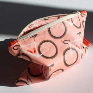 Kleines Täschchen mit Reißverschluss, Fahrrad, Muster, wasserabweisende Baumwolle, Wachstuch, selbstgenähte Zip pouch, rosa, 18*13cm
