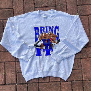 Vintage Gildan Tag University Kentucky Wildcats Printed BigLogo Sweatshirt Crewneck Sweater Kentucky Pullover Colour Grey Size Medium