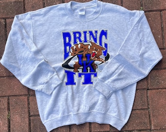 Vintage Gildan Tag University Kentucky Wildcats Printed BigLogo Sweatshirt Crewneck Sweater Kentucky Pullover Colour Grey Size Medium