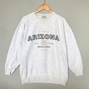 Vintage anni '90 Arizona Jean Company American Clothing Embroidery Logo Felpa Girocollo Colore Grigio Chiaro Taglia Grande