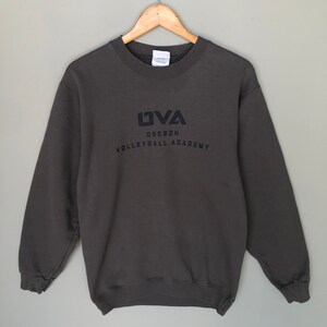Vintage anni '00 Port And Company Tag Ova Oregon Volleyball Academy Stampa Logo Felpa Girocollo Colore Grigio Scuro Taglia Piccola