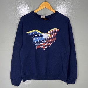 Vintage Y2K Jerzees Tag American Eagle Felpa con logo grande stampato Felpa girocollo Pullover Maglione bandiera americana Colore blu navy Taglia media