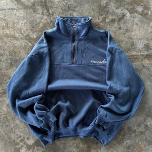 Felpa vintage con piccolo logo stampato e collo alto, cerniera lampo, Nevada Apparel, colore blu navy, taglia NA