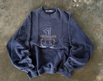 Vintage Y2K TagTrussardi Spellout groot logo geborduurd sweatshirt ronde hals trui Trussardi jeans kleur marineblauw maat Medium