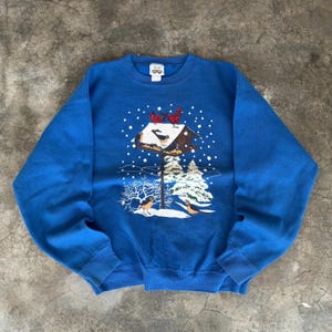 Sudadera vintage de los 90 con estampado de pájaro nevado y logo grande, cuello redondo, estilo holgado, con estampado animal, color azul, talla NA.