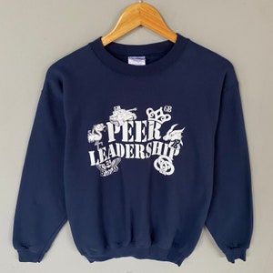 Vintage Port And Company Tag Peer Leadership Spellout Big Logo Felpa Stampata Girocollo Maglione Rookie Backprint Colore NavyBlue Taglia Smal