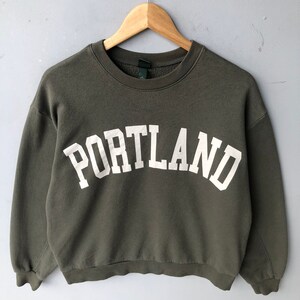Vintage Y2K Wild Fable Tag Portland Spellout Printed Biglogo Sweatshirt Girocollo Pullover Maglione Portland Colore Verde Taglia Media