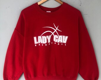 Vintage Y2K Gildan Tag Lady Cav Basketbal Spellout BigLogo Bedrukt Sweatshirt Crewneck Pullover Trui Kleur Rood Maat X-Large