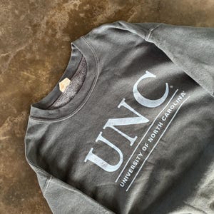 Vintage Y2K Tag University North Carolina Spellout Big Logo Printed Sweatshirt Crewneck Pullover Sweater University Colour Dark Gray Size NA image 2