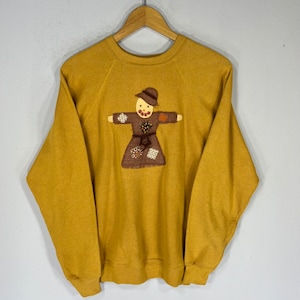 Vintage anni '90 Tultex Tag Art Doll Vintage Grande Logo Felpa ricamata Girocollo Pullover Maglione Art Vintage Colore Giallo Taglia Media