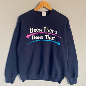 Vintage anni '90 Fruit Of The Loom Tag Been There Done That Spellout Biglogo Stampato Felpa Girocollo Colore Blu Navy Taglia Grande