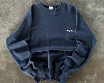 Sudadera vintage Y2K con logo pequeño bordado y etiqueta Hanes Spellout de Hanes Apparel. Color: Azul marino. Talla: Mediana.
