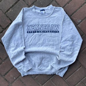Vintage  MV Sports Tag Kennesaw State University Spellout BigLogo Printed Sweatshirt Crewneck Sweater University Colour Gray Size Medium