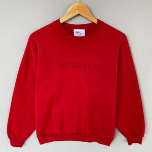 Vintage anni '00 MC Sports Tag America Spellout Big Logo Embroided Felpa Girocollo Pullover Jumper Maglione America Colore Rosso Taglia Media