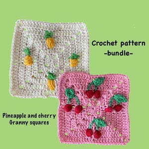 Op de afbeelding: Twee gehaakte granny squares. Eén is gebroken wit met gele ananassen en groene bladeren. De andere is roze met rode kersen en groene bladeren. Tekst luidt "Crochet pattern -bundle-" en "Pineapple and cherry Granny squares."
