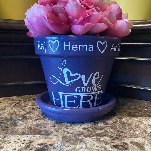 Personalized Love grows here flower pot. Perfect gift, Party or Wedding favor