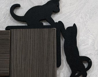 Zwarte kattendeur hoektopper, minimalistisch plankaccent voor kattenliefhebbers, uniek cadeau voor haar, houten hoekstuk modern kattenthema decor